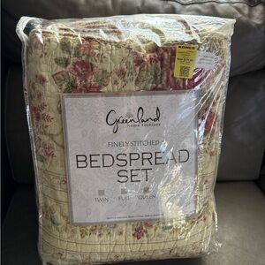 Kohl's Floral Cream and Pink Finely Stitched Bedspread Set. Queen size